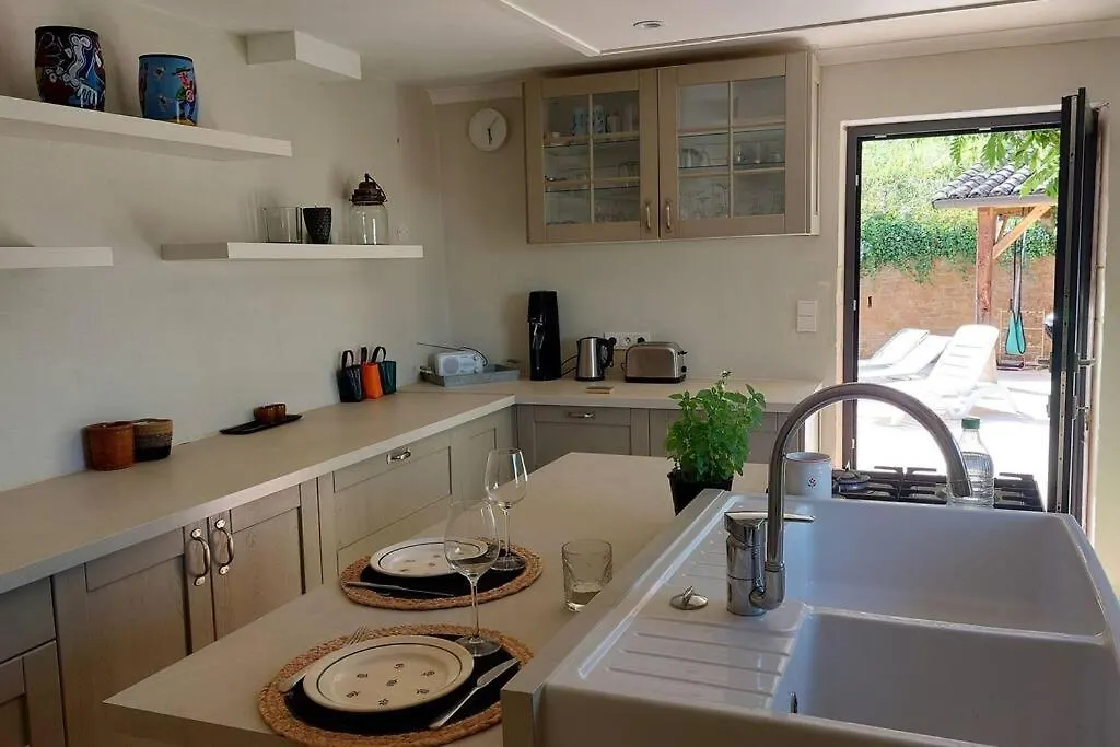Vakantiehuis Chambre Avec Cuisine, Vue Et Piscine Privee Au Coeur Du Beaujolais Blacé